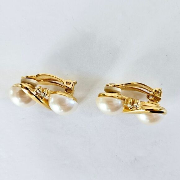 Vintage Signed Richelieu Classic Gold Tone Faux Pearl Rhinestone ClipOn Earrings - Picture 5 of 10